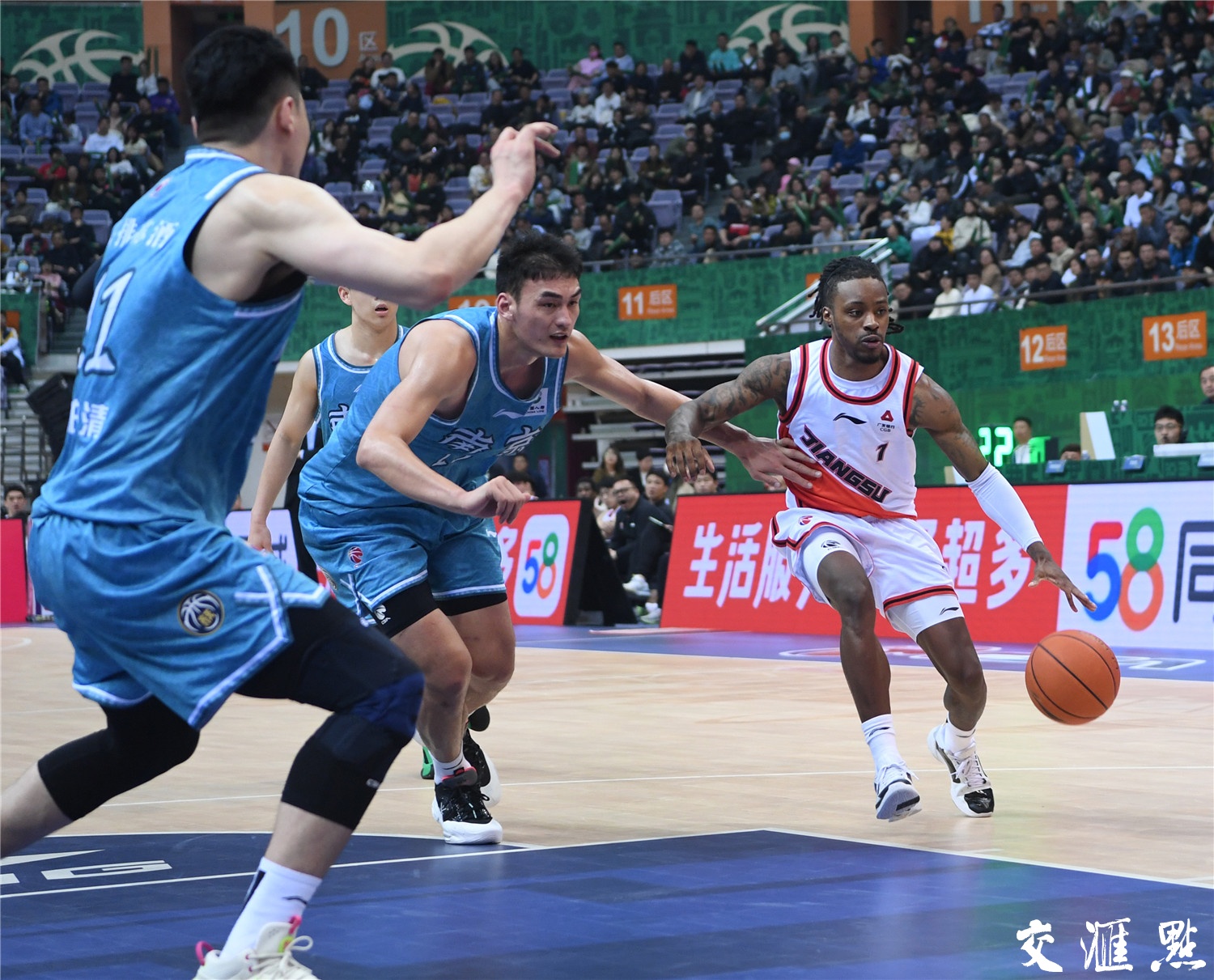 江苏篮球赛事场面火爆,球迷尖叫不断 江苏篮球赛事场面火爆,球迷尖叫不断