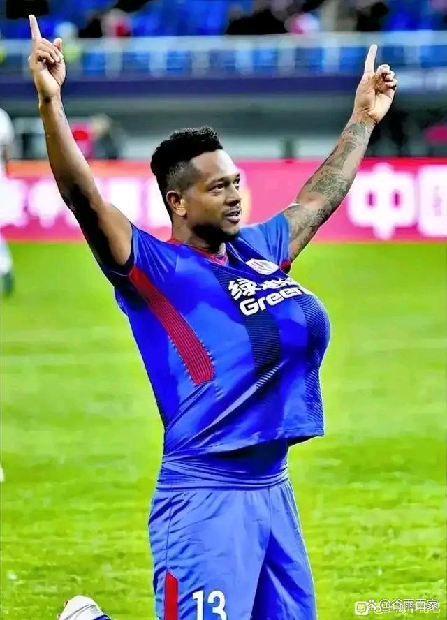 熊猫体育手机客户端-外援球员亮相足球场，大开眼界