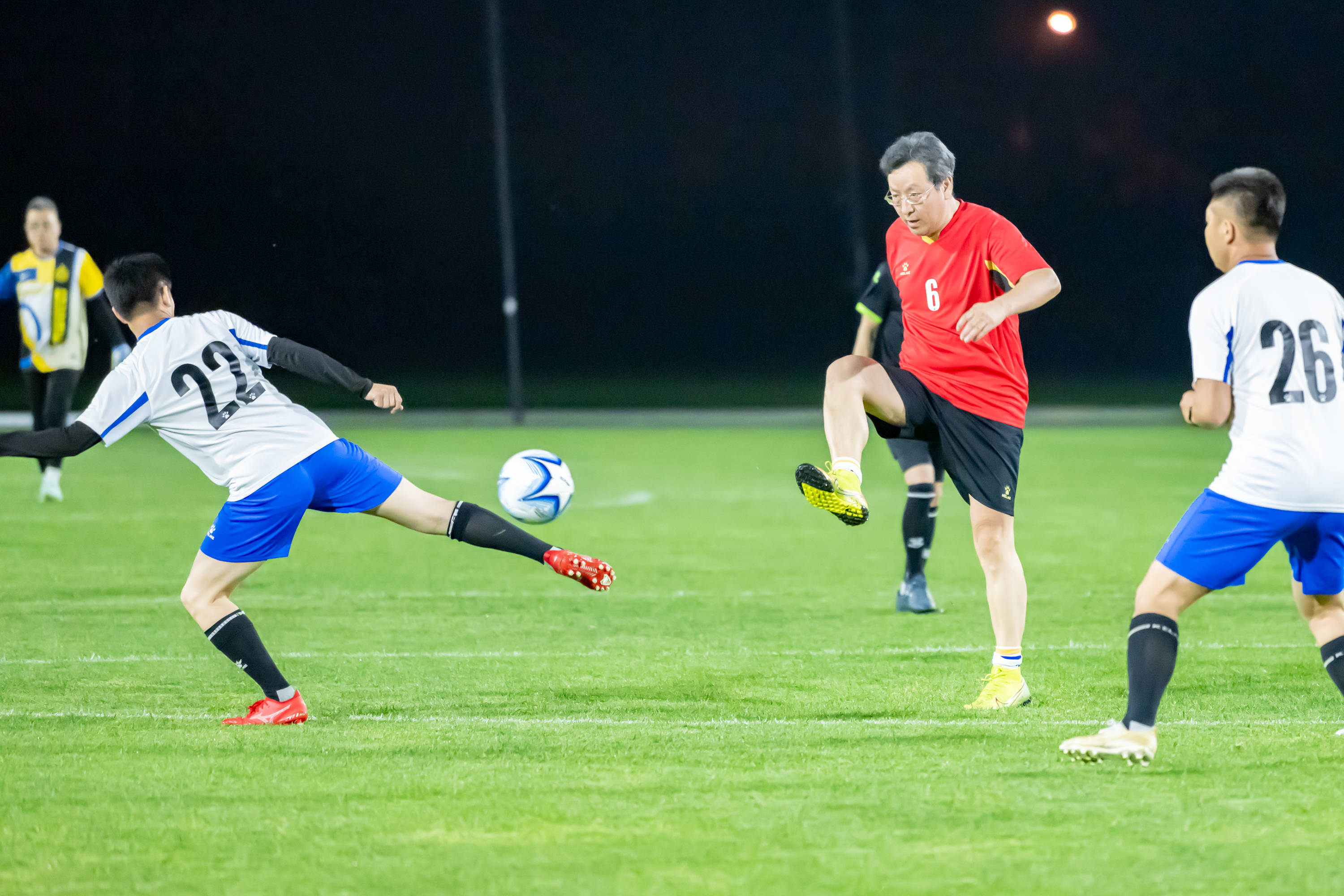 熊猫体育官方网站-足球比赛中的激情瞬间，挑战极限