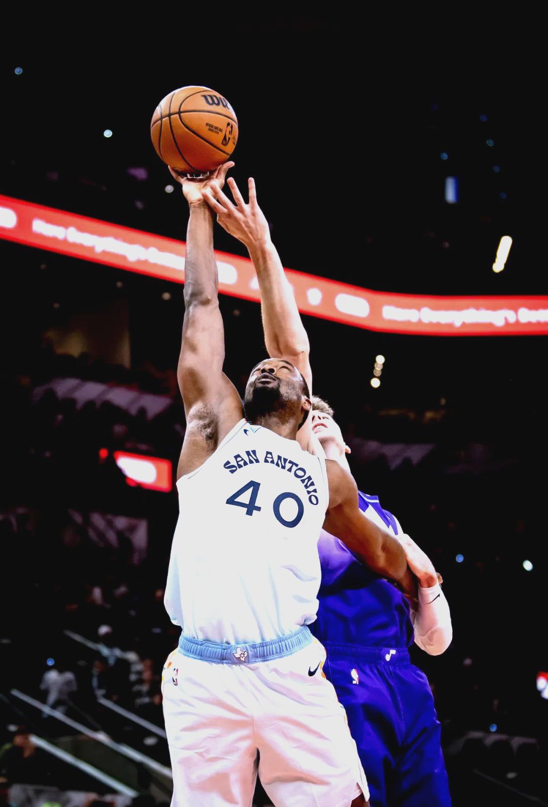 熊猫直播官网-马刺外线防守坚韧：在主场扼杀对手希望